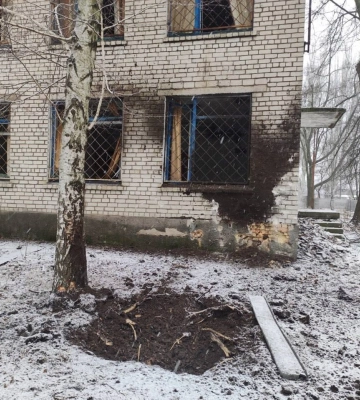росіяни вдарили зі ствольної артилерії по Нікополю, загинула жінка