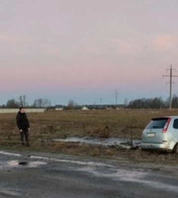 На Волині через слизьку дорогу водій авто злетів у кювет і застряг у болоті