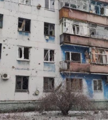 росіяни вдарили зі ствольної артилерії по Нікополю, загинула жінка