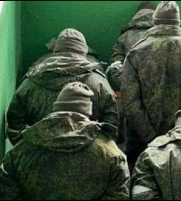 Украинские бойцы под Бахмутом взяли в плен зэков в форме ВСУ
