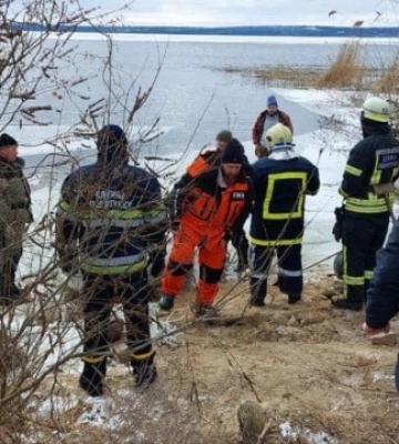 На Дніпропетровщині врятували 30 рибалок, які дрейфували на крижинах