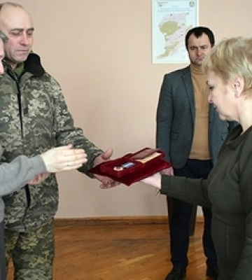 На Волині батькам загиблого солдата вручили орден «За мужність» 