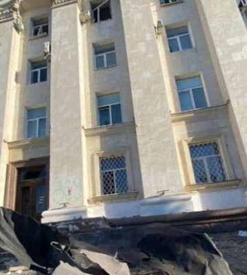 Росіяни обстріляли центр Херсона, влучили в будівлю ОДА