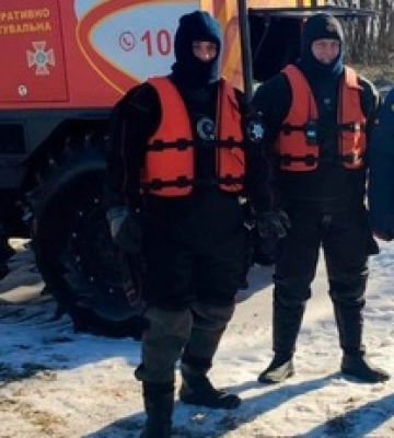 Під Києвом розблокували крижаний затор на Десні: фото та відео
