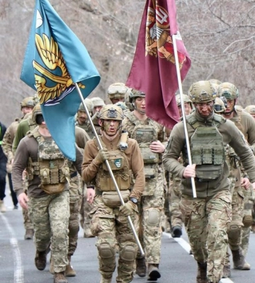 «Біжу за побратима»: в Одесі курсанти ДШВ та морської піхоти влаштували пам&#039;ятний забіг (ФОТО)