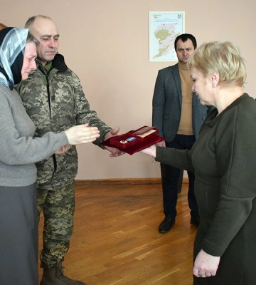 На Волині батькам загиблого солдата вручили його орден «За мужність»