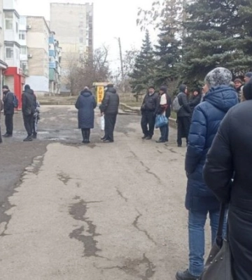 В Бердянске выстрелами разогнали пенсионеров, пришедших за выплатами