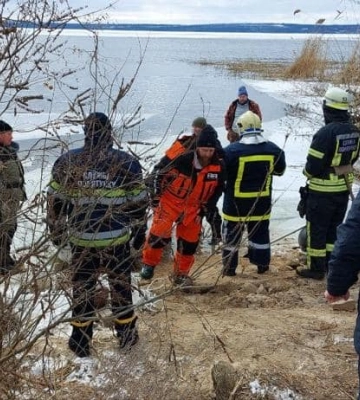 На Дніпропетровщині врятували 41 рибалку: вони опинилися на крижині, яка дрейфувала по Дніпру