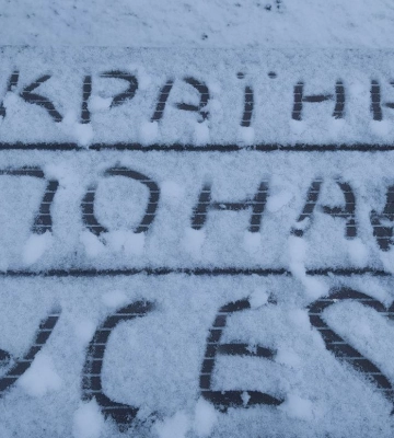 ВСУ близко. В Мариуполе местные выражают сопротивление надписями на снегу