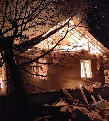 У Дніпрі спалахнула господарча споруда, є загиблі та поранені, - ДСНС. ВІДЕО