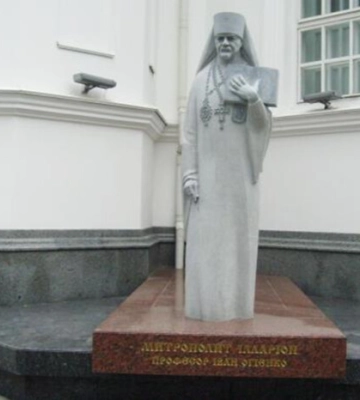Пам’ятник легендарному мовознавцю в Житомирі досі з помилкою. Мовний омбудсмен пояснив, чому