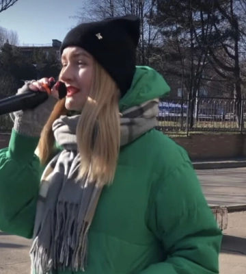 Співає та допомагає ЗСУ: на Дніпропетровщині дівчина збирає гроші для військових