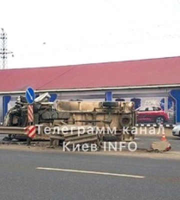 У Києві сталася серйозна ДТП з переворотом: фото та відео
