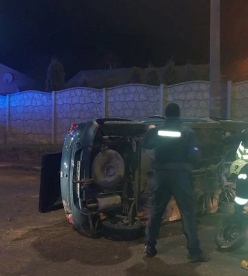 У Луцьку автівка перевернулася на дах, є потерпілий