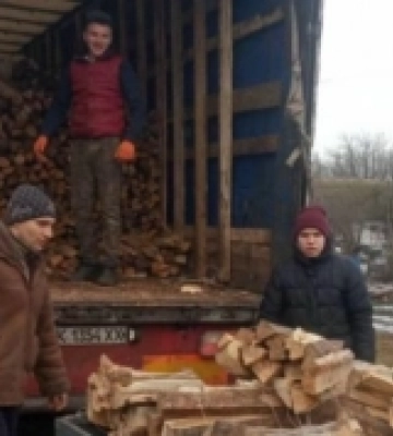 Зарічненська громада з Рівненщини передала на Херсонщину дрова та продукти харчування