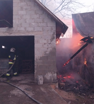 У Рівному рятувальники відчиняли квартиру, в якій була жінка з інсультом