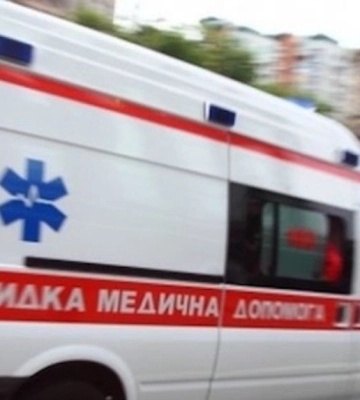 У Рівному рятувальники відчиняли квартиру, в якій була жінка з інсультом