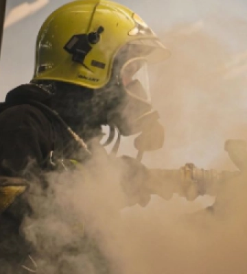 На Львівщині вщент згорів гараж, вогнеборці врятували від знищення вогнем 4 будівлі