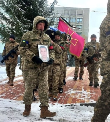 “Був дуже світлою людиною та завжди усміхався”. Суми попрощалися з військовим Русланом Сташком