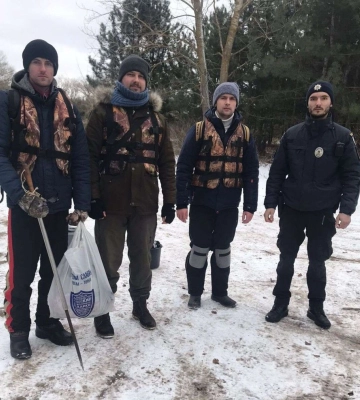 На Кам&#039;янському водосховищі відкололася крижина з 30 рибалками (ФОТО)