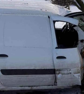 На Полтавщині житель Харківської області з’їхав автівкою у кювет та зіткнувся із деревом