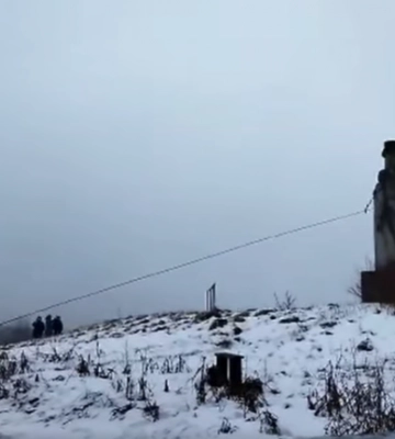 Во Львовской области демонтировали памятник советскому солдату (ВИДЕО)