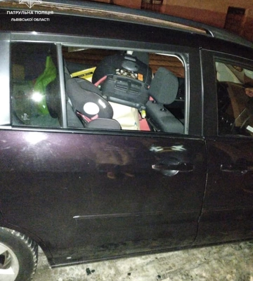Уночі обікрали автівку у Львові: поліція затримала підозрюваних