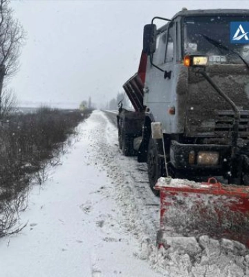 Сніг та ожеледиця: яка ситуація на дорогах в Запорізькій області