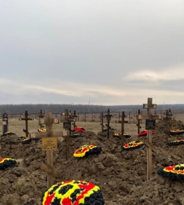 В Евпатории подожгли могилу участника войны в Украине – российская полиция возбудила дело за надругательство