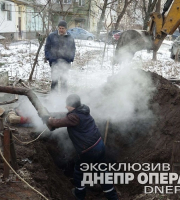 У центрі Дніпра другу добу усувають аварію на тепломережі