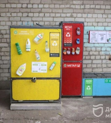 У дніпровському ОСББ сортують сміття, а на отримані гроші упорядковують територію