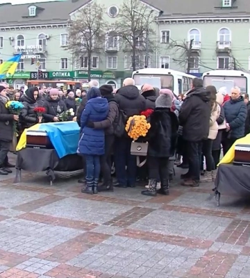 Довгий шлях додому: у Рівному прощалися з трьома героями, двоє з яких загинули у боях ще минулоріч (ВІДЕО)