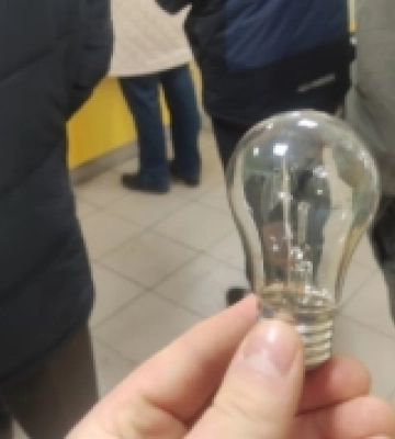 Черги, суперечки і бійки: у Вараші обмін лампочок спричинив справжній ажіотаж