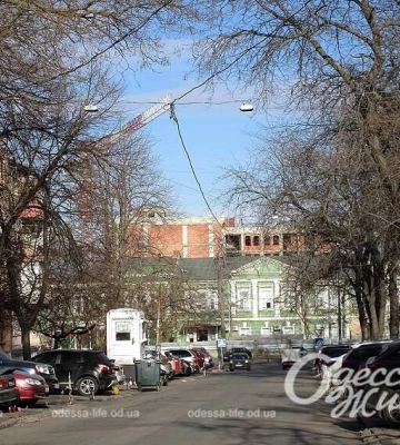 В Одессе на бульваре Жванецкого заканчивается строительство жилого дома с паркингом
