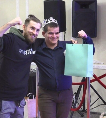 Лімузин, червона доріжка та коронація: у Рені відбувся «Вечір сяйва» для людей з інвалідністю (відео)