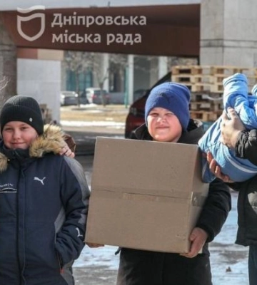 Дніпро надає гуманітарну допомогу соціально незахищеним родинам та переселенцям
