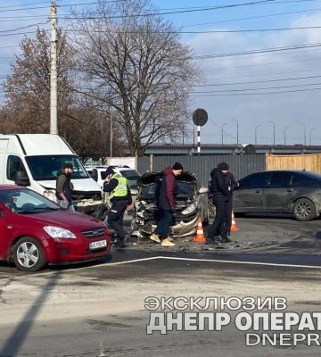 У Дніпрі на Січеславській Набережній зіткнулися  Hyundai та  Iveco: постраждала дитина