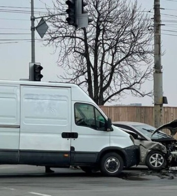 У Дніпрі на Січеславській Набережній зіткнулися  Hyundai та  Iveco: постраждала дитина