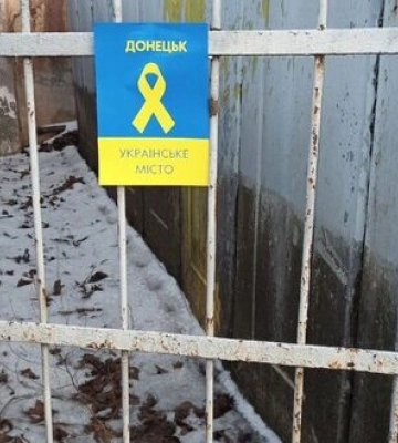 Активісти руху &quot;Жовта Стрічка&quot; розклеїли проукраїнські листівки в окупованому Донецьку. ФОТОрепортаж