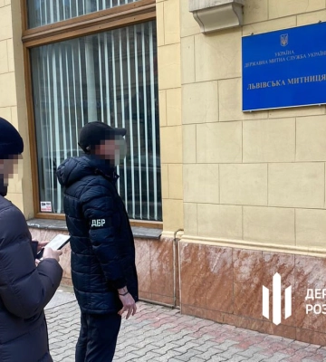 СБУ та ДБР проводять спільні обшуки по всій вертикалі митниці