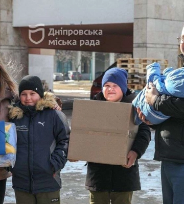 Теплі речі, гігієнічні набори та їжа: як Дніпро піклується про переселенців та соціально незахищені родини