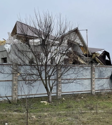 Армія РФ обстріляла будинки у селі Інгулець на Херсонщині. Одна людина загинула, одна — поранена