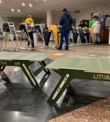 У метро Києва під час тривоги встановлюють модульні лави - фото