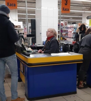 У Кропивницькому касирка супермаркету назвала активістку нацисткою за прохання обслужити українською: жінку звільнили