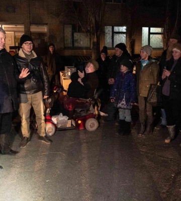 Порошенко привіз у сільську громаду в Миколаївській області термінали Starlink та генератори