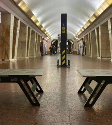 У столичній підземці облаштували додаткові модульні лави для використання під час повітряних тривог
