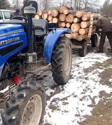Рокитнівські поліцейські вилучили три транспортні засоби із незаконною деревиною (ФОТО)