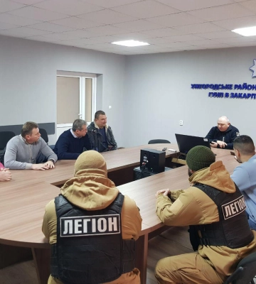 Керівник поліції Ужгорода відзначив подяками представників громадських формувань