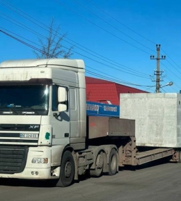 В Очакові біля зупинок громадського транспорту з’явилися перші бетонні зупинки-укриття