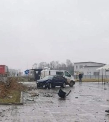 Авто злетіло з дороги: у селі під Луцьком – серйозна аварія. Відео